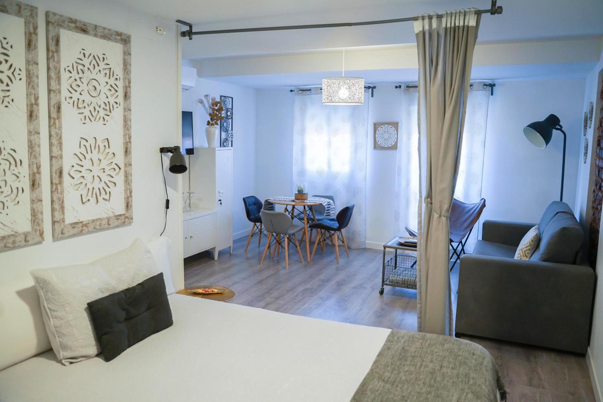 Apartamentos Suites Cariátide Plasencia Luaran gambar